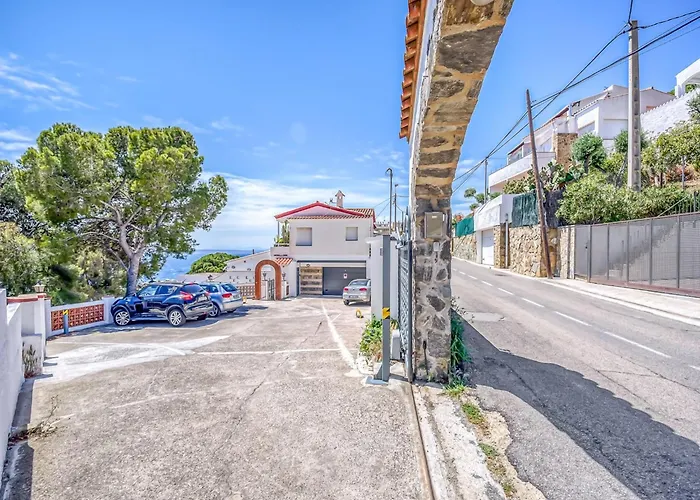 Beachfront In Platja Almadrava דירה *