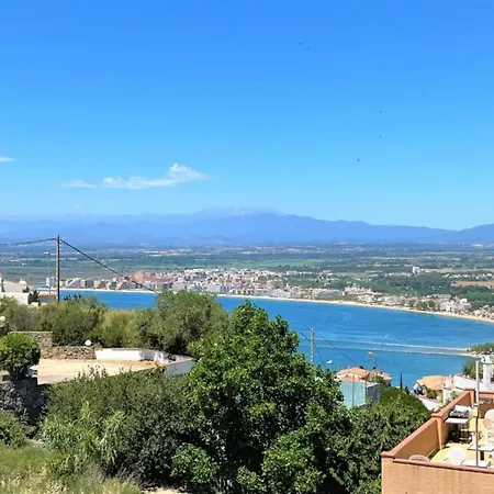 Apartment With View Montjoi